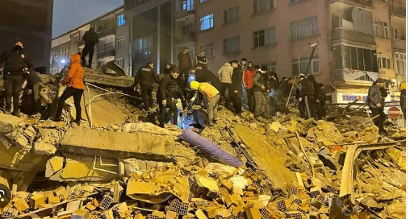 Foto - Kuyumcuların enkazdan altınlarını çalıp bakın ne yapmışlar! Yağmacılardan büyük namussuzluk