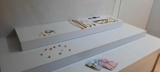 Foto - Kuyumcuların enkazdan altınlarını çalıp bakın ne yapmışlar! Yağmacılardan büyük namussuzluk