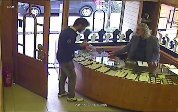 Kuyumcuya bu notu bırakıp bileziği çaldı!