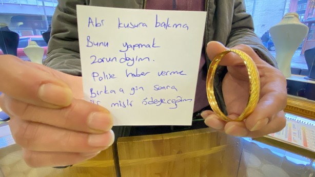 Foto - Kuyumcuya bu notu bırakıp bileziği çaldı!