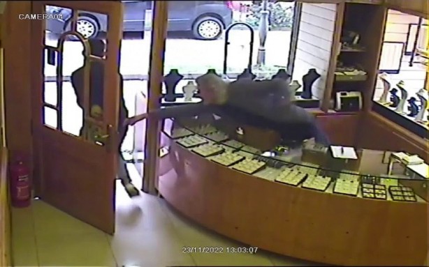 Foto - Kuyumcuya bu notu bırakıp bileziği çaldı!