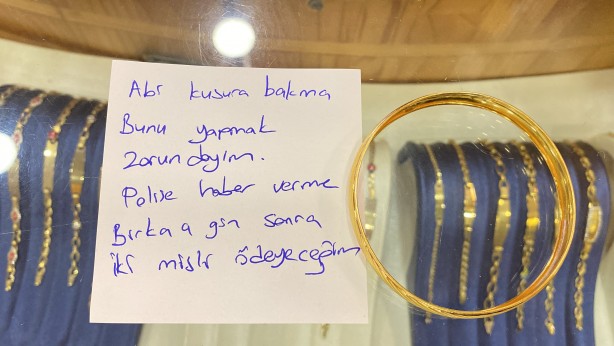 Foto - Kuyumcuya bu notu bırakıp bileziği çaldı!