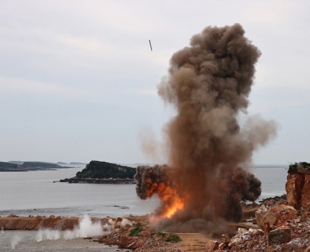 Foto - Kuzey Kore lideri Kim: "Orduyu yeni topçu silahları ile donatın"
