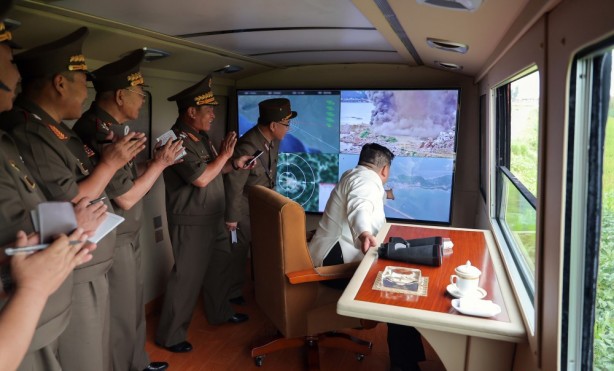 Kuzey Kore lideri Kim: "Orduyu yeni topçu silahları ile donatın"