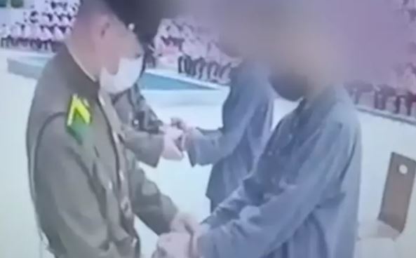 Foto - Kuzey Kore'de dünyayı şoke eden görüntüler! 16 yaşındaki iki genç öyle bir şeyden ceza aldı ki...