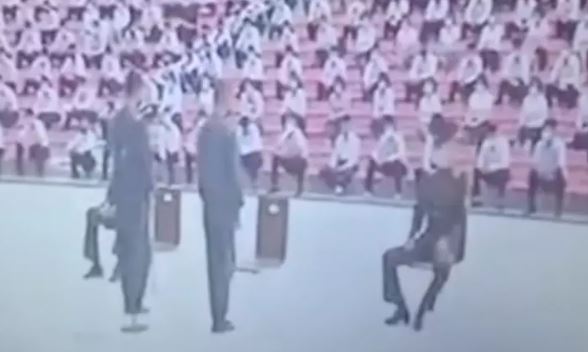 Foto - Kuzey Kore'de dünyayı şoke eden görüntüler! 16 yaşındaki iki genç öyle bir şeyden ceza aldı ki...