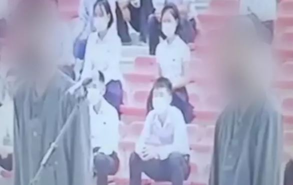 Foto - Kuzey Kore'de dünyayı şoke eden görüntüler! 16 yaşındaki iki genç öyle bir şeyden ceza aldı ki...