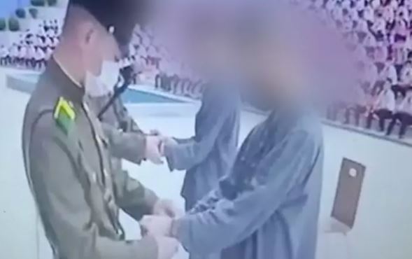 Foto - Kuzey Kore'de dünyayı şoke eden görüntüler! 16 yaşındaki iki genç öyle bir şeyden ceza aldı ki...