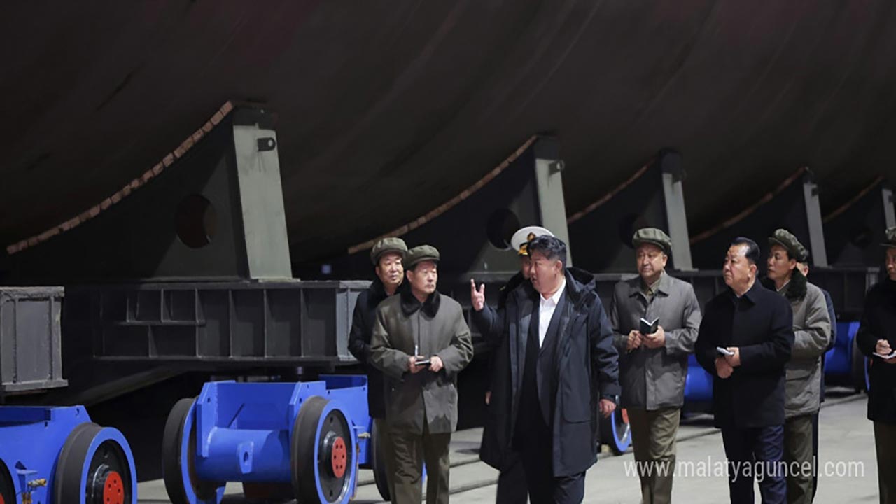 Foto - Kuzey Kore'den gövde gösterisi! Yeni nükleer denizaltının ilk görüntüleri yayınlandı!