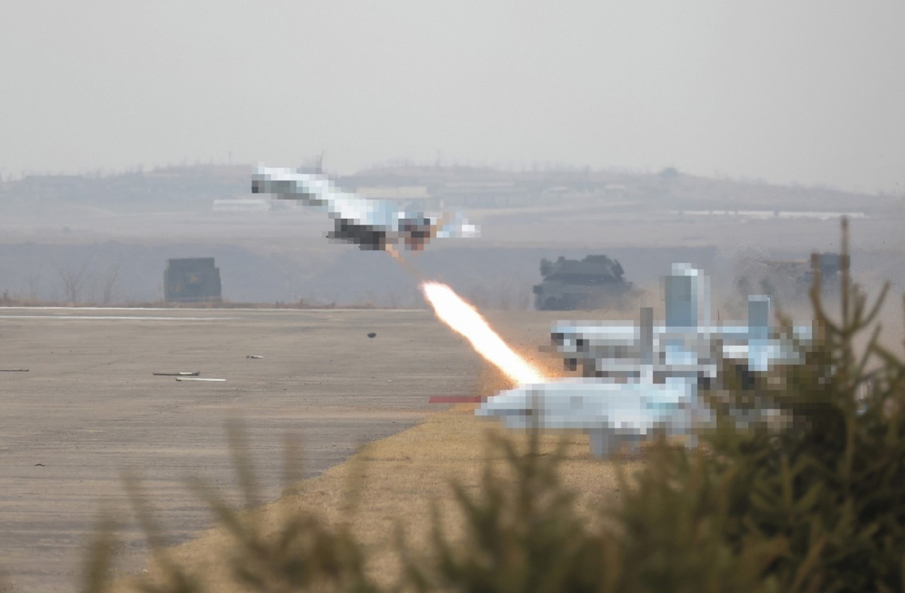 Foto - Kuzey Kore’den ne olduğu belli olmayan acayip bir uçak! Kim Jong-Un dünyaya tanıttı