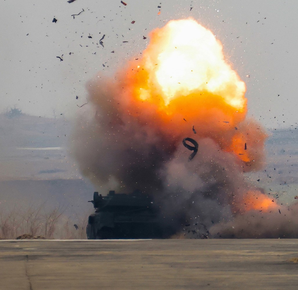Foto - Kuzey Kore’den ne olduğu belli olmayan acayip bir uçak! Kim Jong-Un dünyaya tanıttı