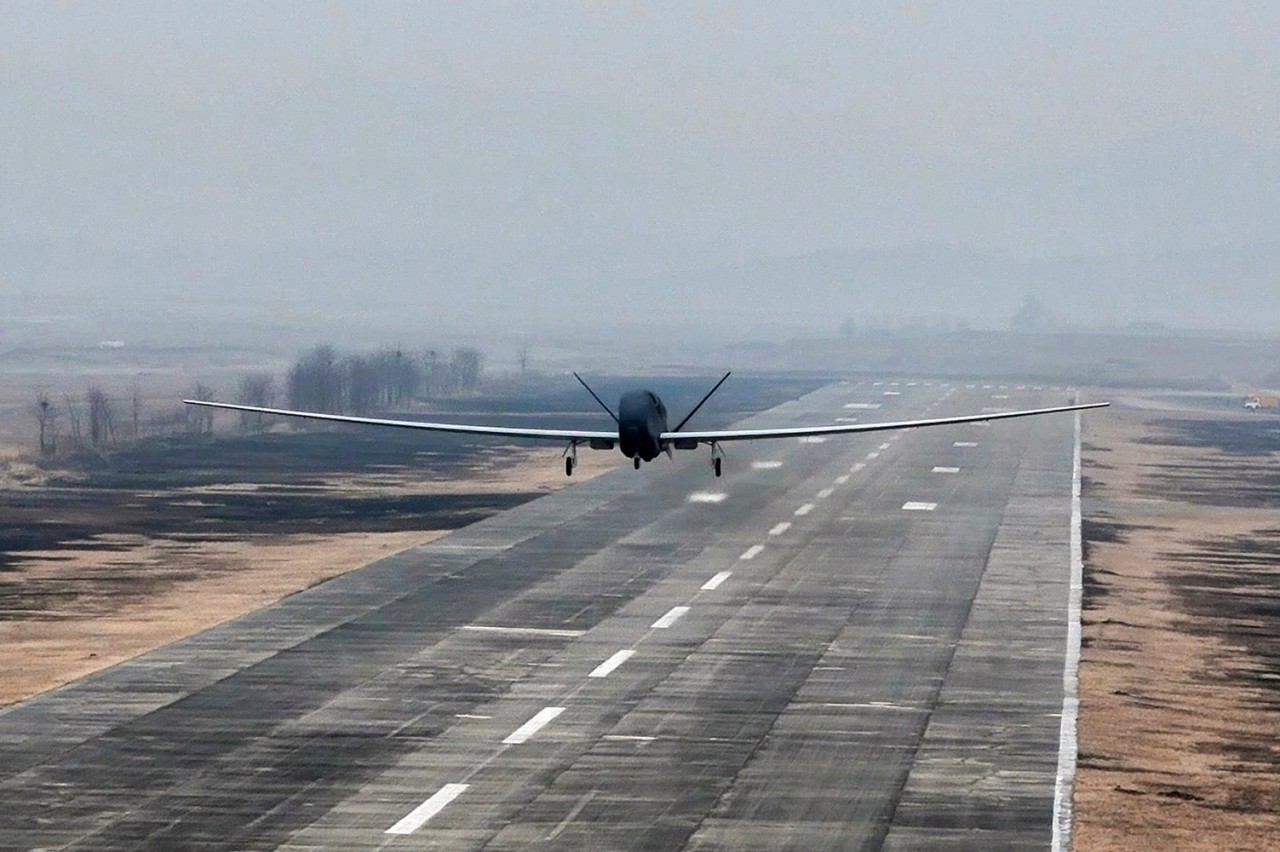 Foto - Kuzey Kore’den ne olduğu belli olmayan acayip bir uçak! Kim Jong-Un dünyaya tanıttı