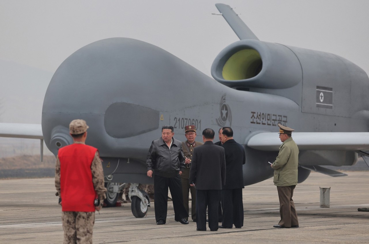 Foto - Kuzey Kore’den ne olduğu belli olmayan acayip bir uçak! Kim Jong-Un dünyaya tanıttı