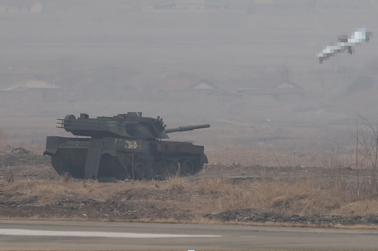 Foto - Kuzey Kore’den ne olduğu belli olmayan acayip bir uçak! Kim Jong-Un dünyaya tanıttı