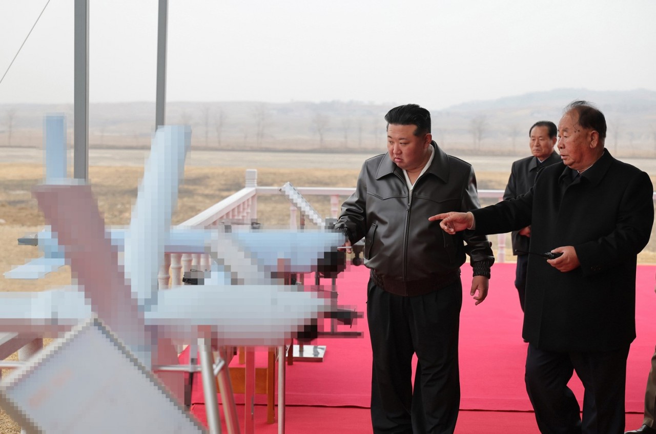 Foto - Kuzey Kore’den ne olduğu belli olmayan acayip bir uçak! Kim Jong-Un dünyaya tanıttı