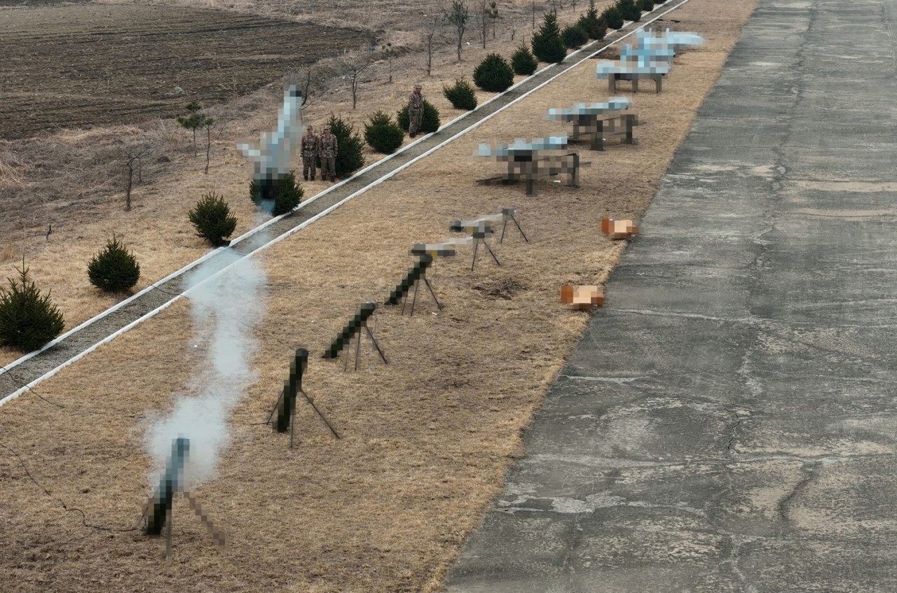 Kuzey Kore’den ne olduğu belli olmayan acayip bir uçak! Kim Jong-Un dünyaya tanıttı