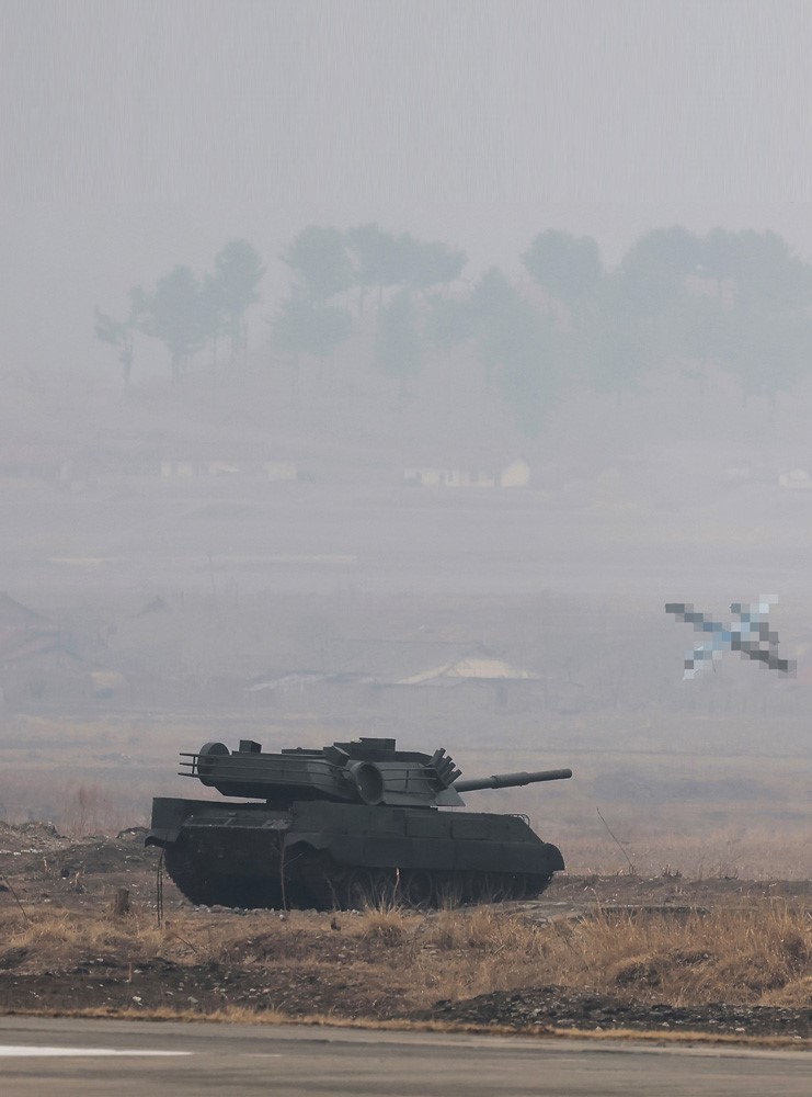 Foto - Kuzey Kore’den ne olduğu belli olmayan acayip bir uçak! Kim Jong-Un dünyaya tanıttı