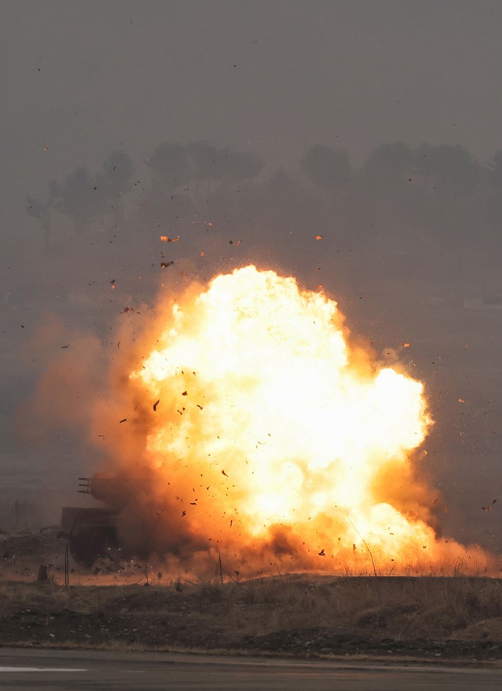 Foto - Kuzey Kore’den ne olduğu belli olmayan acayip bir uçak! Kim Jong-Un dünyaya tanıttı