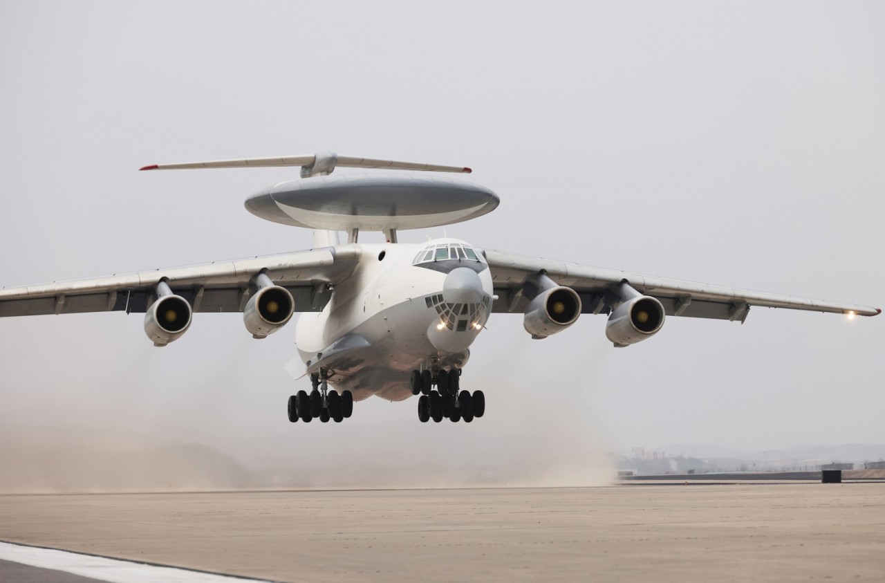 Foto - Kuzey Kore’den ne olduğu belli olmayan acayip bir uçak! Kim Jong-Un dünyaya tanıttı