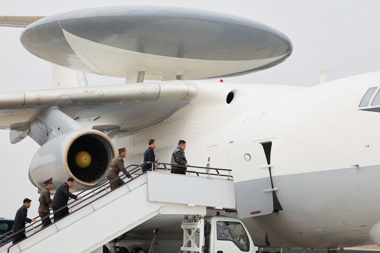 Foto - Kuzey Kore’den ne olduğu belli olmayan acayip bir uçak! Kim Jong-Un dünyaya tanıttı