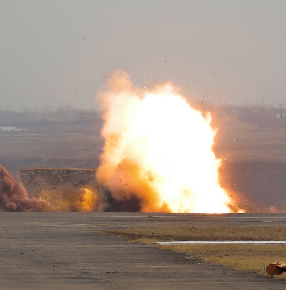 Foto - Kuzey Kore’den ne olduğu belli olmayan acayip bir uçak! Kim Jong-Un dünyaya tanıttı