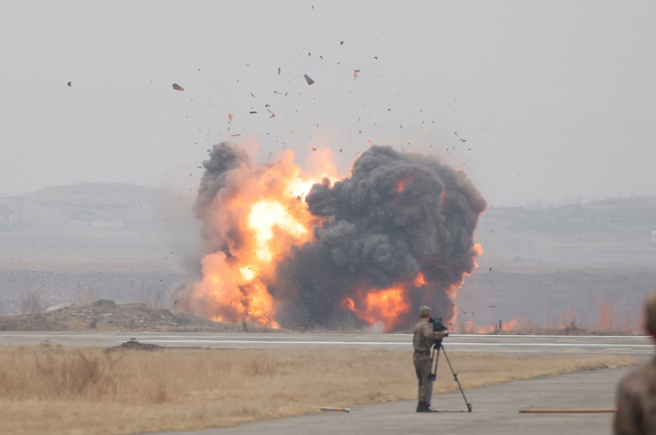 Foto - Kuzey Kore’den ne olduğu belli olmayan acayip bir uçak! Kim Jong-Un dünyaya tanıttı