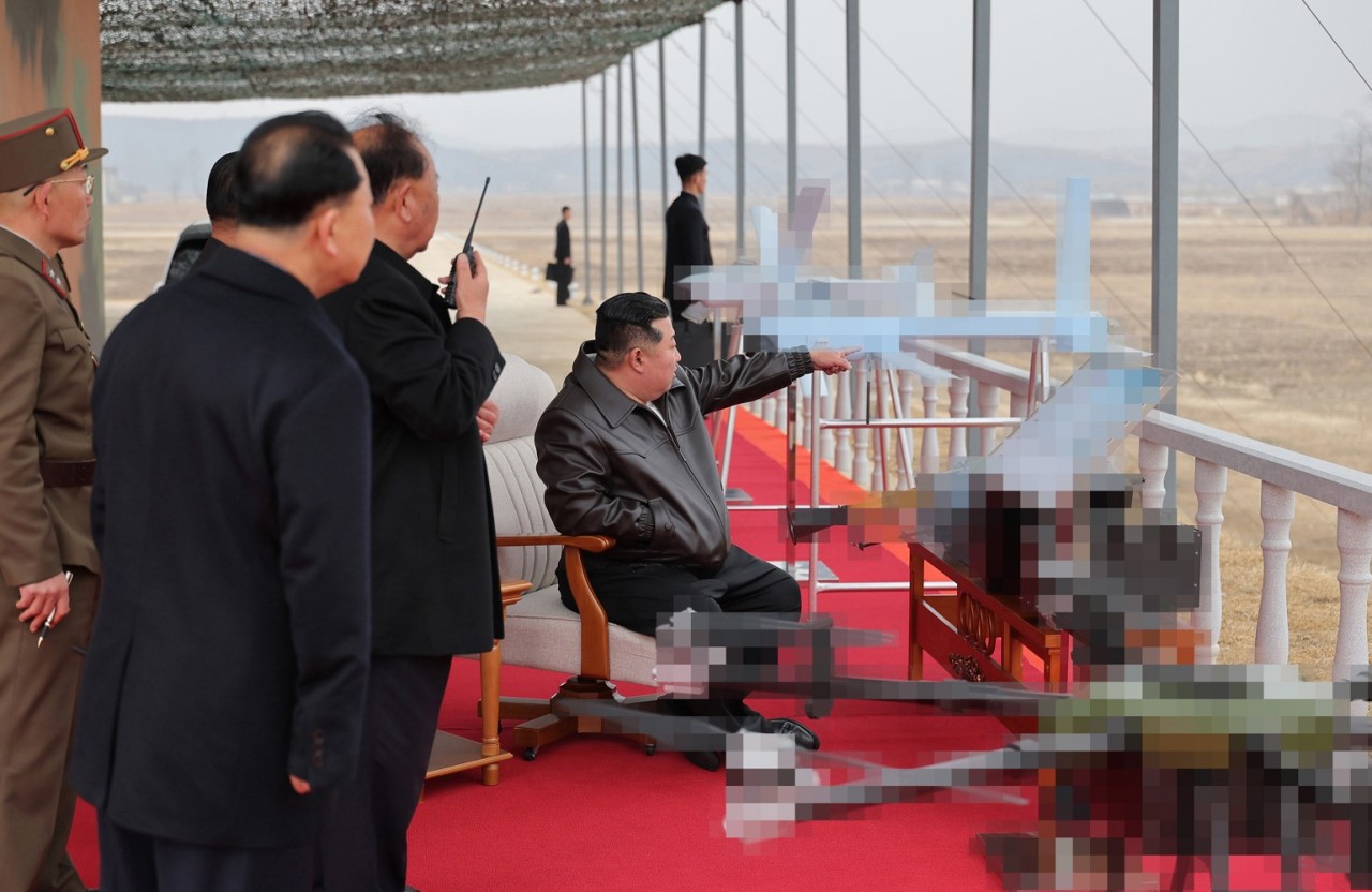 Foto - Kuzey Kore’den ne olduğu belli olmayan acayip bir uçak! Kim Jong-Un dünyaya tanıttı