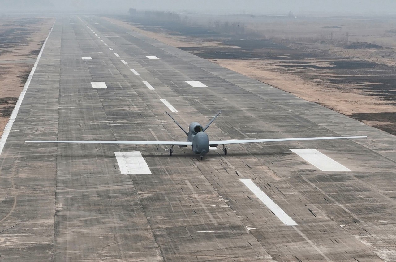 Foto - Kuzey Kore’den ne olduğu belli olmayan acayip bir uçak! Kim Jong-Un dünyaya tanıttı