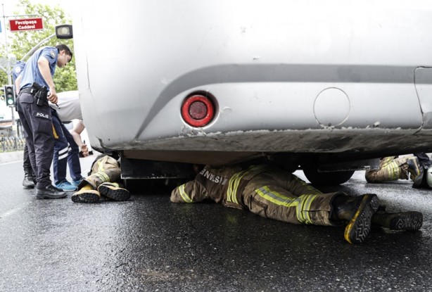 Foto - Kuzey Makedonya'ya giden otobüsün altında saklanıyordu! Sıkıştığı yerden itfaiye kurtardı