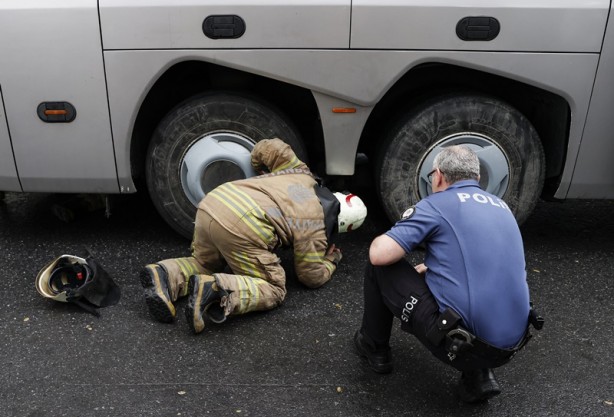 Foto - Kuzey Makedonya'ya giden otobüsün altında saklanıyordu! Sıkıştığı yerden itfaiye kurtardı
