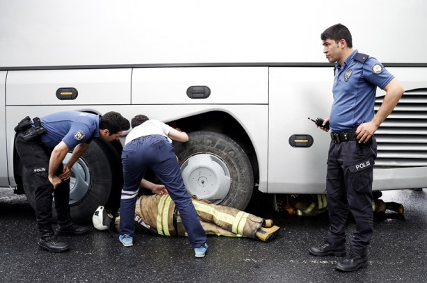Foto - Kuzey Makedonya'ya giden otobüsün altında saklanıyordu! Sıkıştığı yerden itfaiye kurtardı