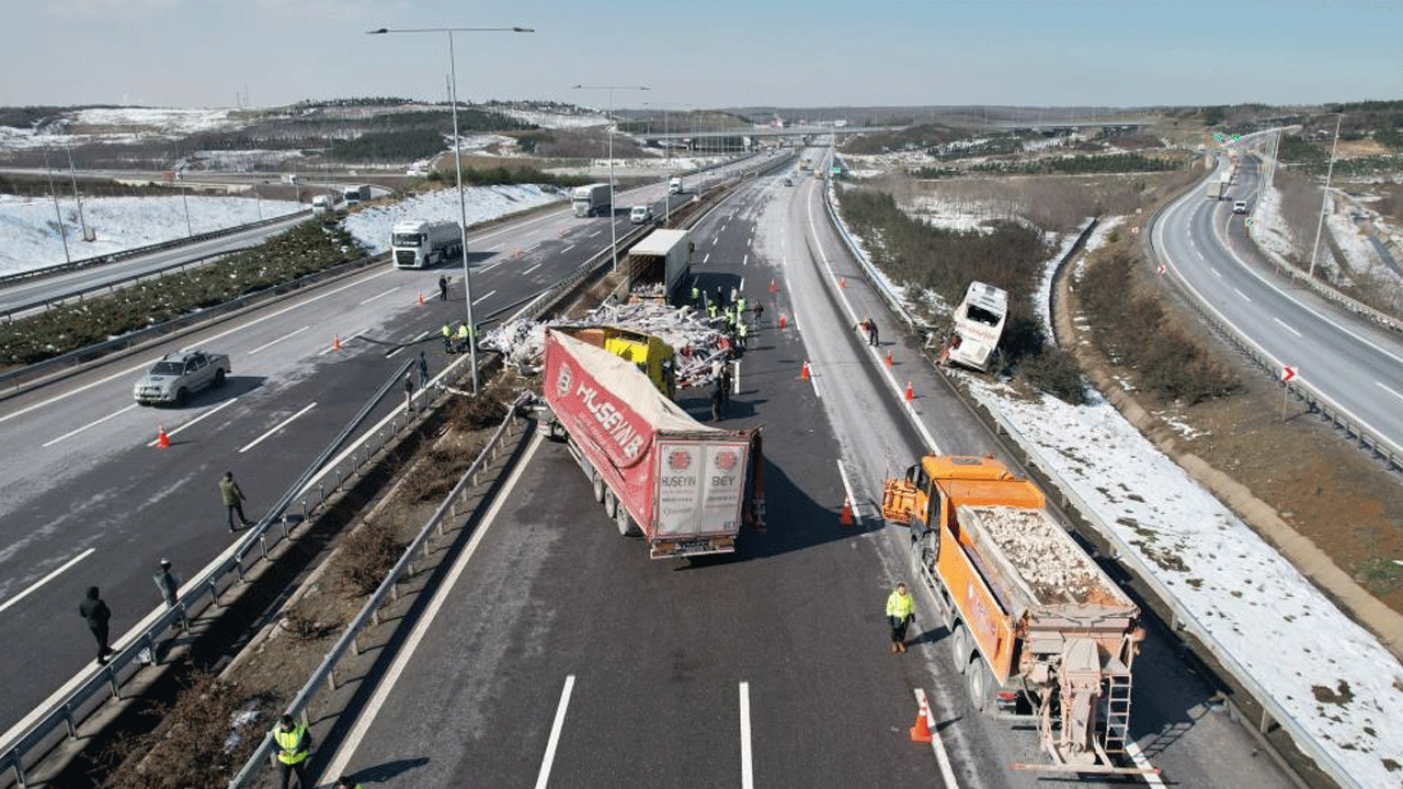 Kuzey Marmara Otoyolu’nda kaza! Yolcu otobüsüne tır çarptı