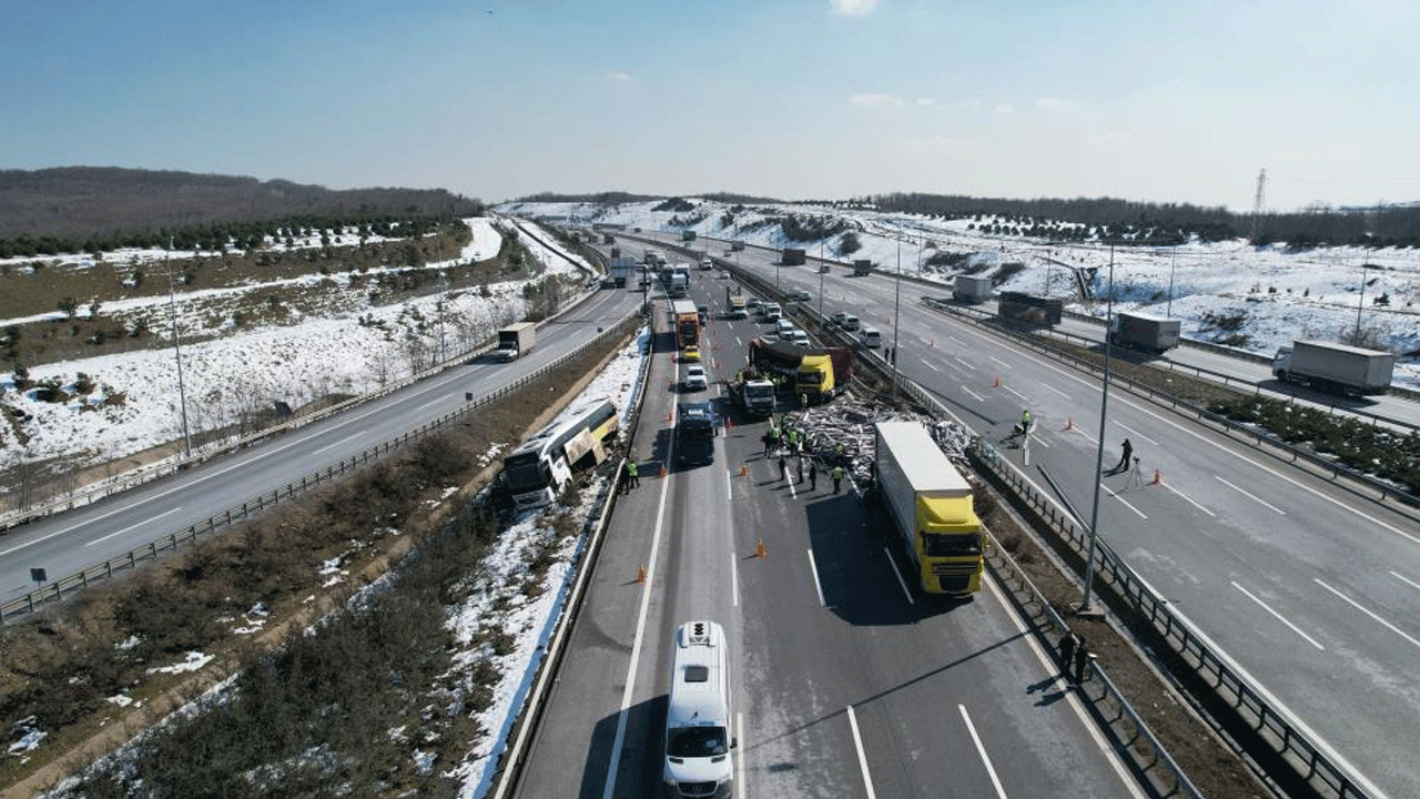 Foto - Kuzey Marmara Otoyolu’nda kaza! Yolcu otobüsüne tır çarptı