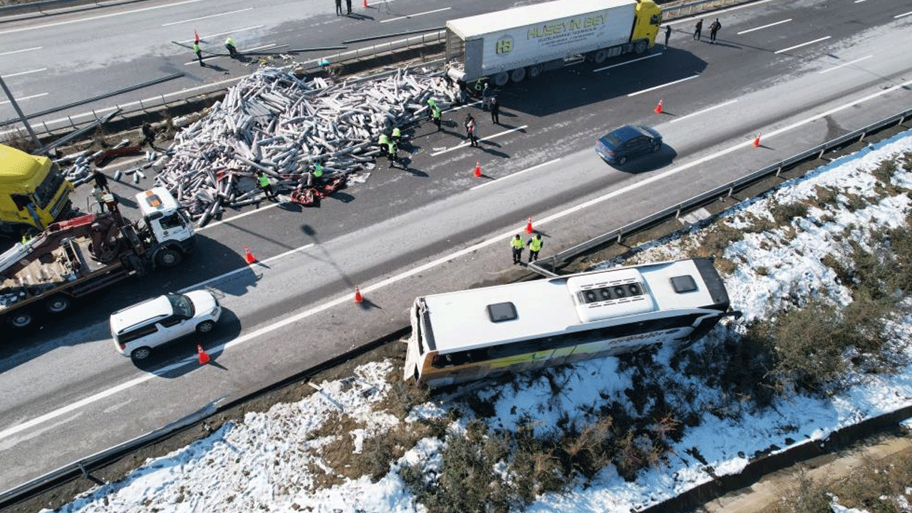 Foto - Kuzey Marmara Otoyolu’nda kaza! Yolcu otobüsüne tır çarptı