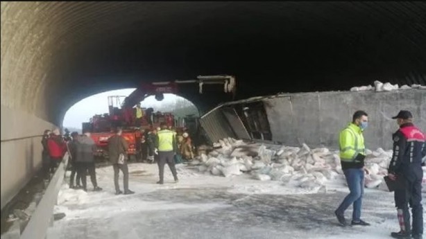 Foto - Kuzey Marmara Otoyolu'nda kireç yüklü TIR kaza yaptı
