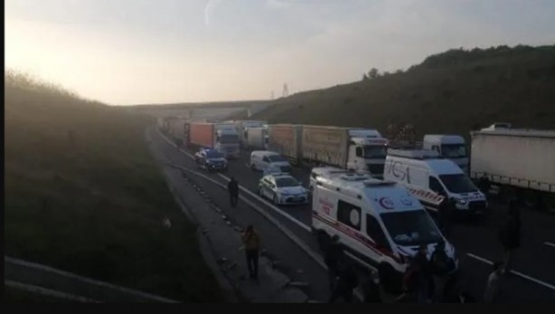 Foto - Kuzey Marmara Otoyolu'nda kireç yüklü TIR kaza yaptı