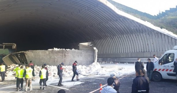 Kuzey Marmara Otoyolu'nda kireç yüklü TIR kaza yaptı