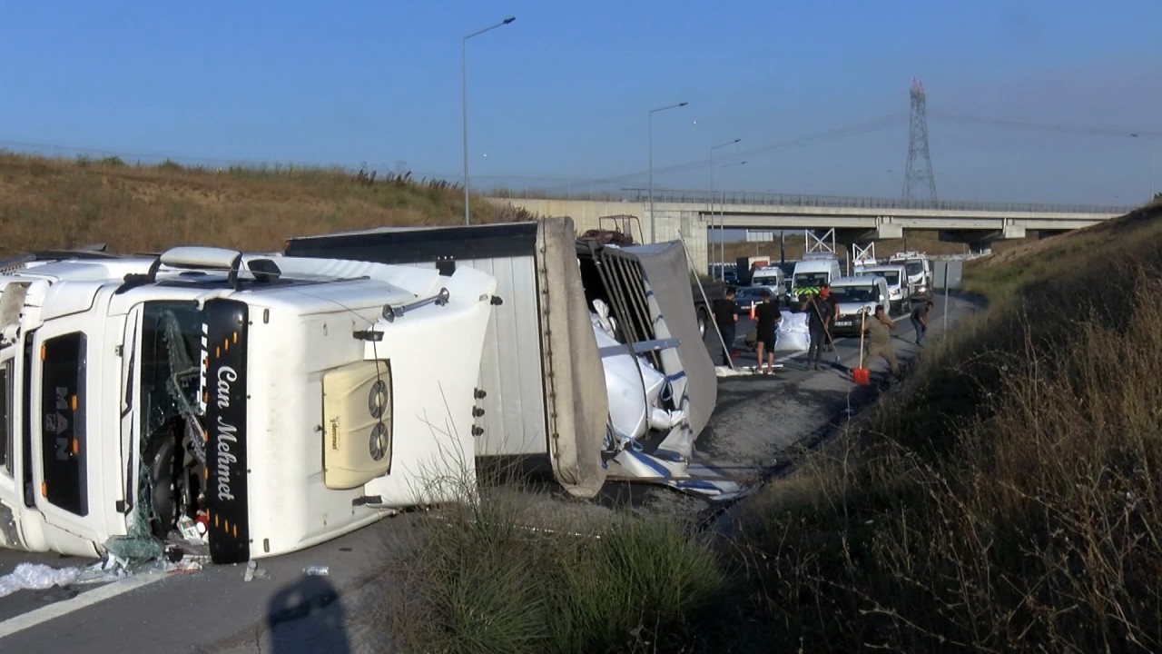 Kuzey Marmara Otoyolu'nda tır devrildi