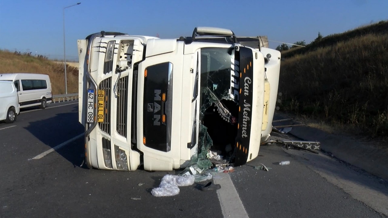 Foto - Kuzey Marmara Otoyolu'nda tır devrildi