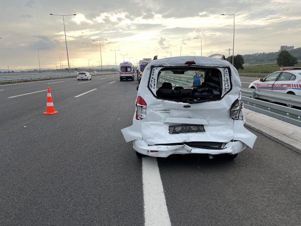 Foto - Kuzey Marmara Otoyolu'nda trafik kazası: 2'si çocuk 7 yaralı