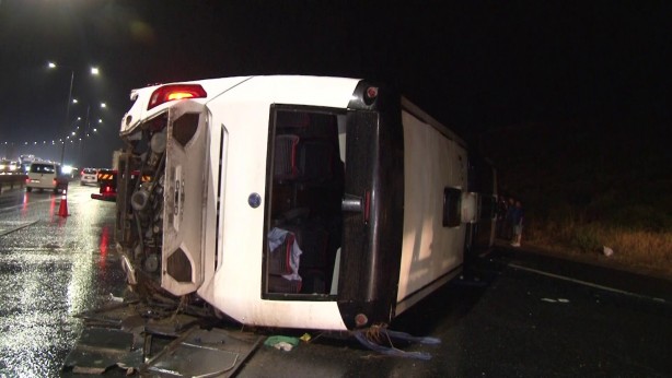 Kuzey Marmara Otoyolu'nda yolcu otobüsü devrildi