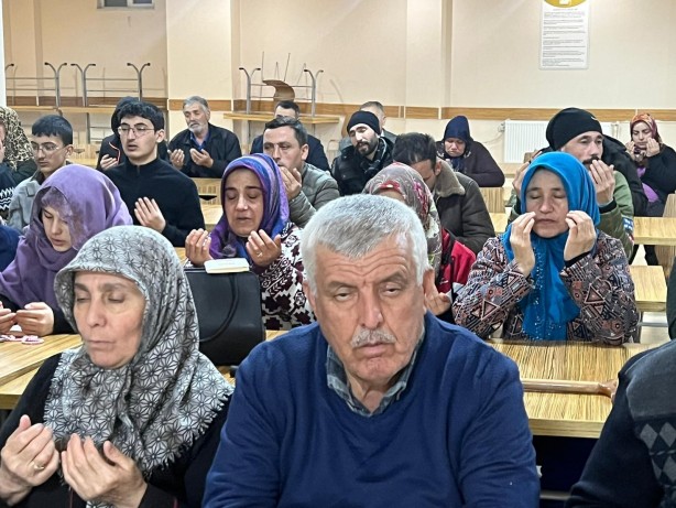 Foto - KYK yurtlarına yerleşen depremzedeler kaybettikleri yakınları için dua etti