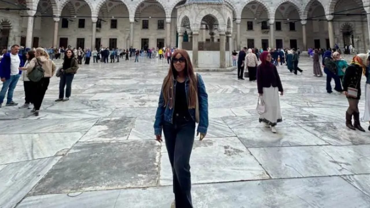 Foto - Lamin Yamalı'n annesinin İstanbul hayranlığı! 400 yıllık camiyi ziyaret etti!