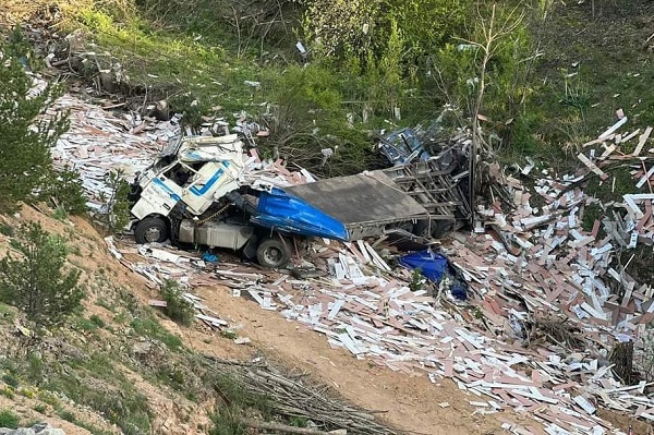Foto - Laminant yüklü tır dereye yuvarlandı