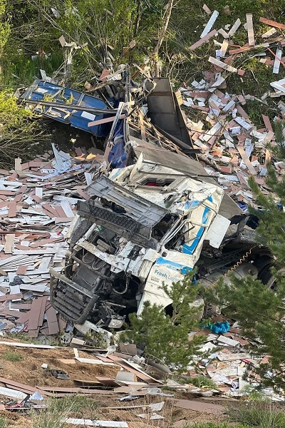 Foto - Laminant yüklü tır dereye yuvarlandı