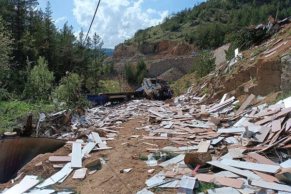 Foto - Laminant yüklü tır dereye yuvarlandı