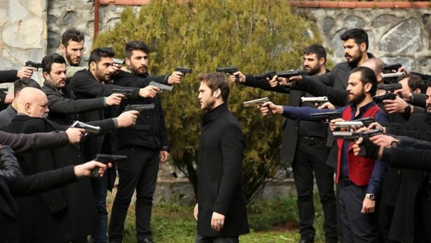 Foto - Lanet dizinin rezil oyuncuları! Çukur oyuncusu hakkında yakalama kararı