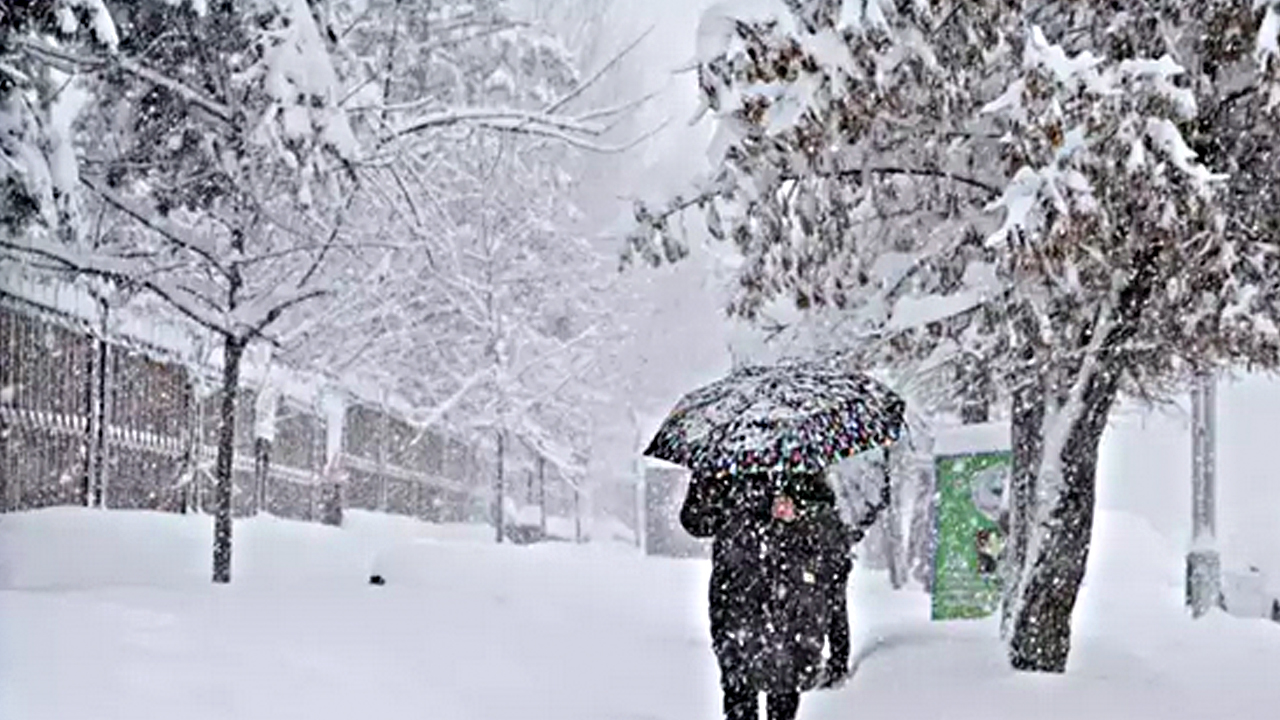 Lapa lapa kar yağışları ve sağanaklar geri dönüyor! Meteoroloji tarih vererek uyardı: 