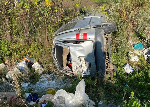 Lastiği patlayan araç şarampole yuvarlandı: Yaralılar var