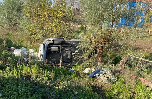 Foto - Lastiği patlayan araç şarampole yuvarlandı: Yaralılar var